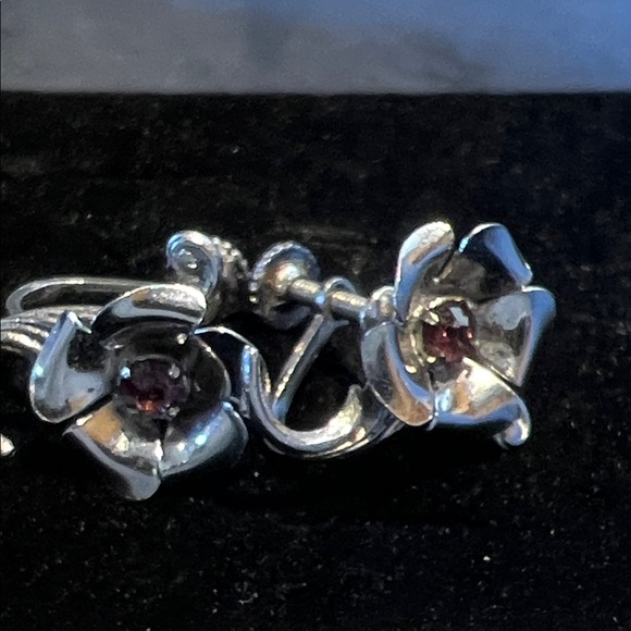 Vintage screw back Silver Floral Earrings - Picture 4 of 5